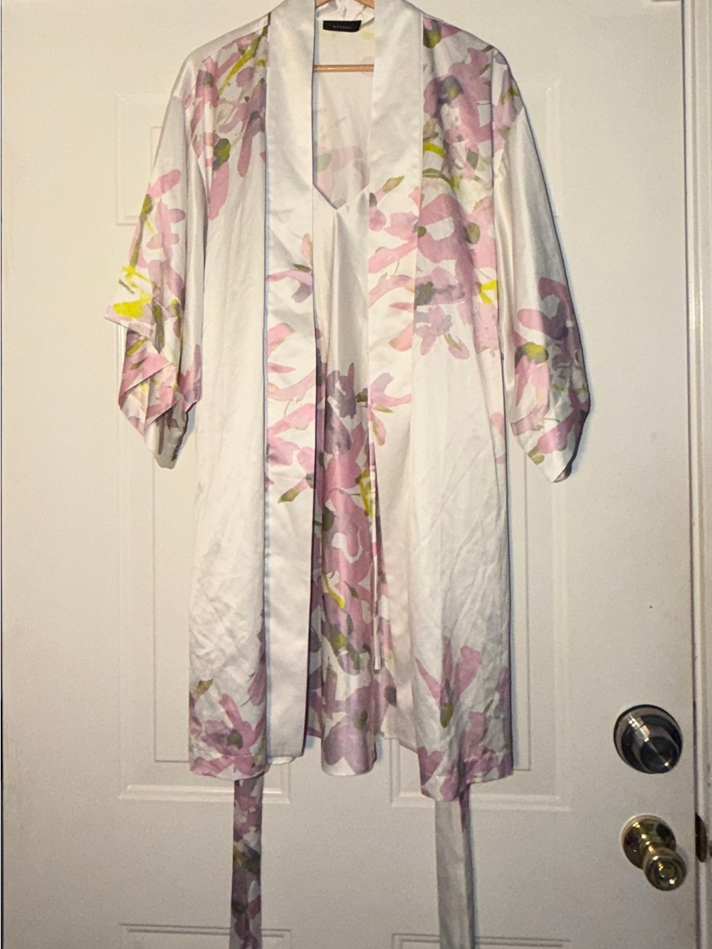 Natori Women's White w/pink/purple Floral Sleep Dress & Robe. Size M - Picture 8 of 11